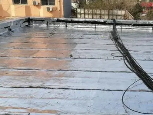 江孜卫生间漏水维修公司分享下江孜屋面楼顶防水刚性防水层施工要点。